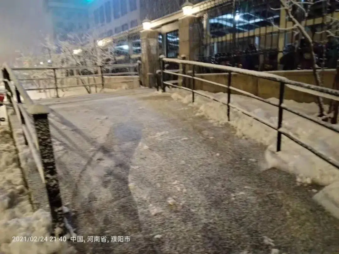 华信物业|风雪弥漫除冰雪,守护业主安全行